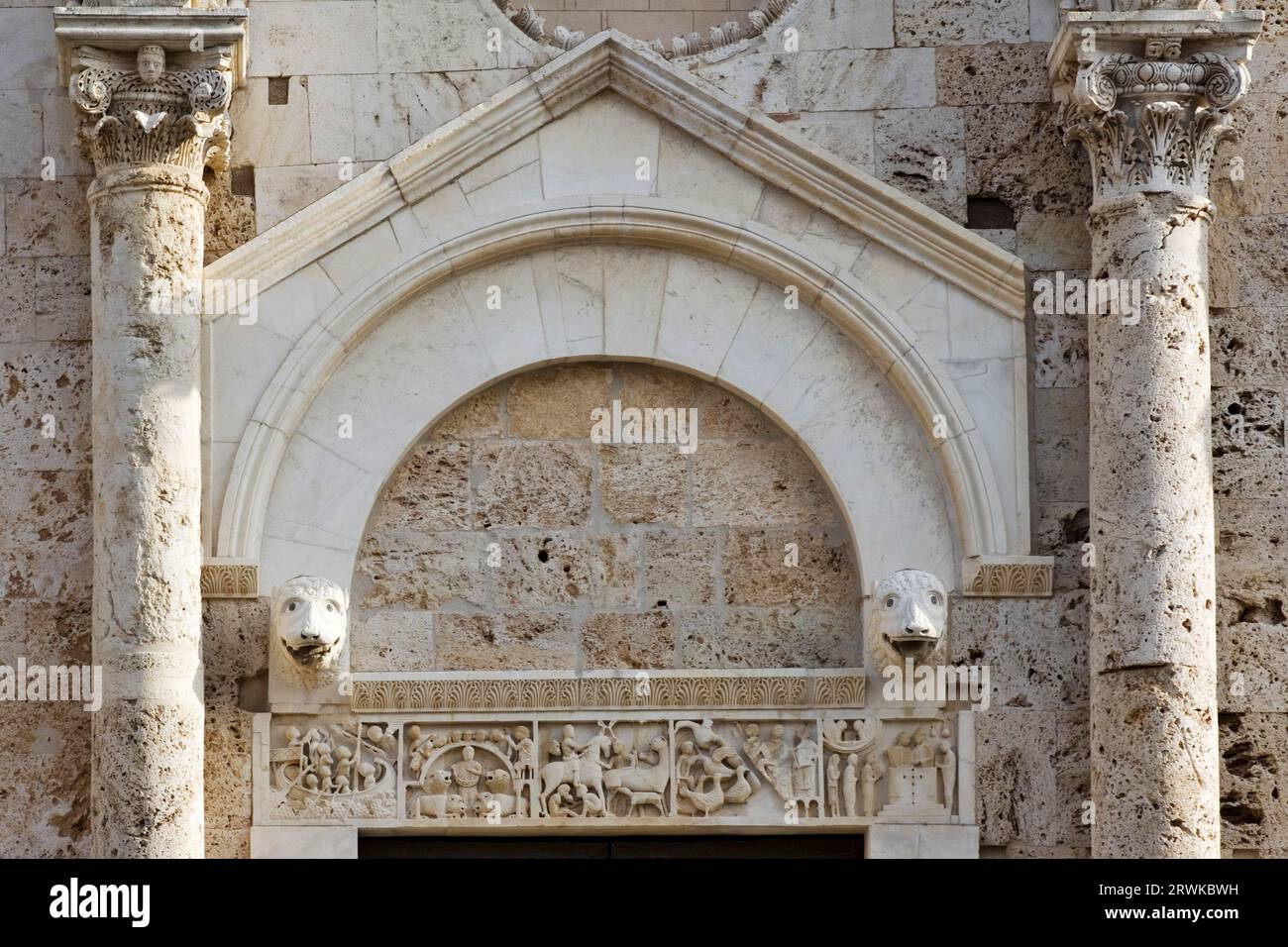 Hauptportal der Kathedrale von San Cerbone mit dem Relief über das Leben von St. Cerbone in Massa Marittima in der Maremma Stockfoto