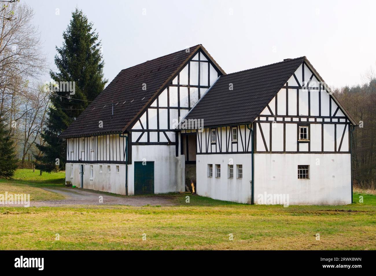 Ein Fachwerkhaus in Burgholdinghausen, Siegerland, Nordrhein-Westfalen, Deutschland Stockfoto Ein Fachwerkhaus in Burgholdinghausen, Siegerland, Nordrhein-Westfalen, Deutschland Stockfoto