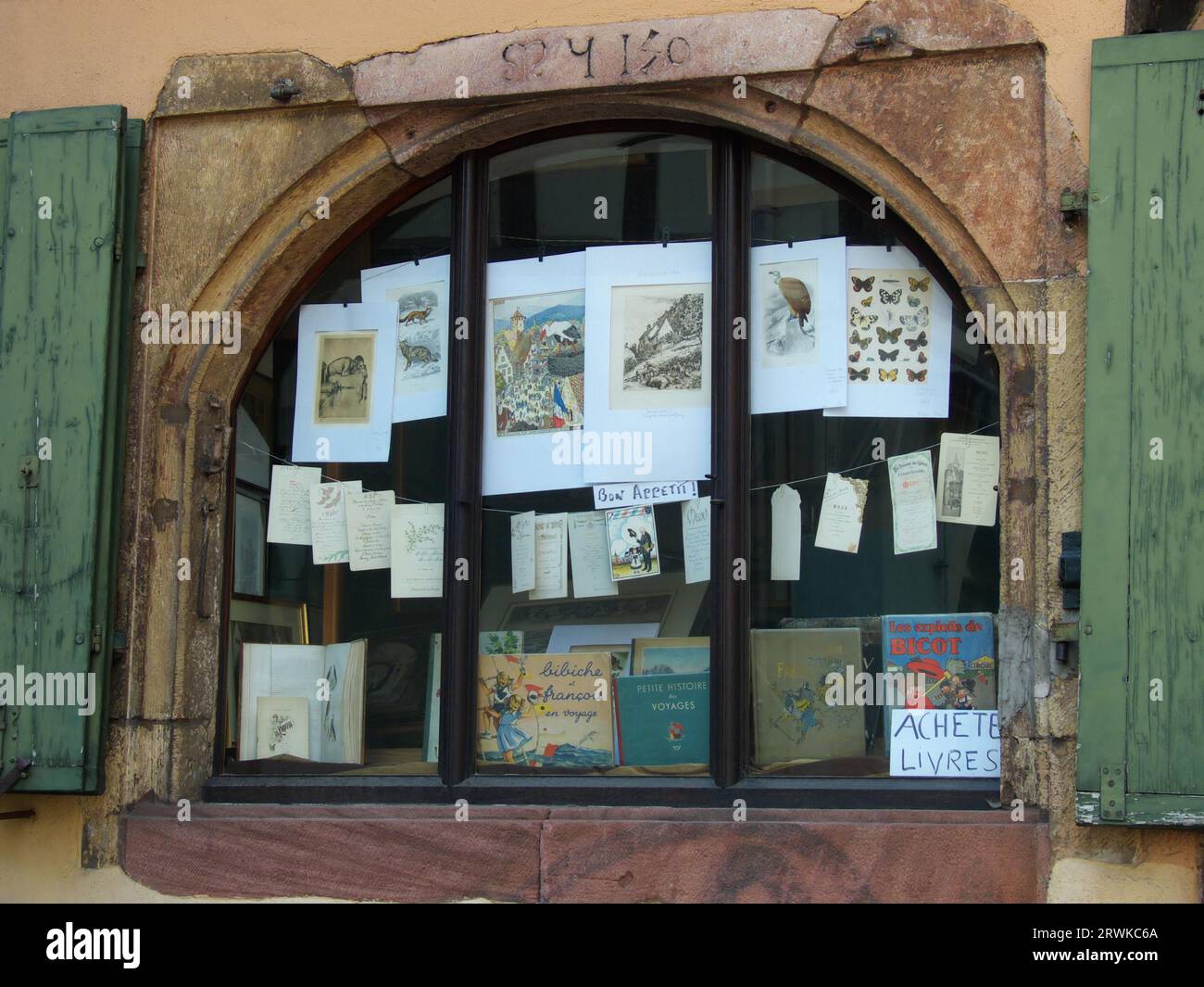 Schaufenster mit Büchern und alten Gravuren in einem historischen Haus Stockfoto