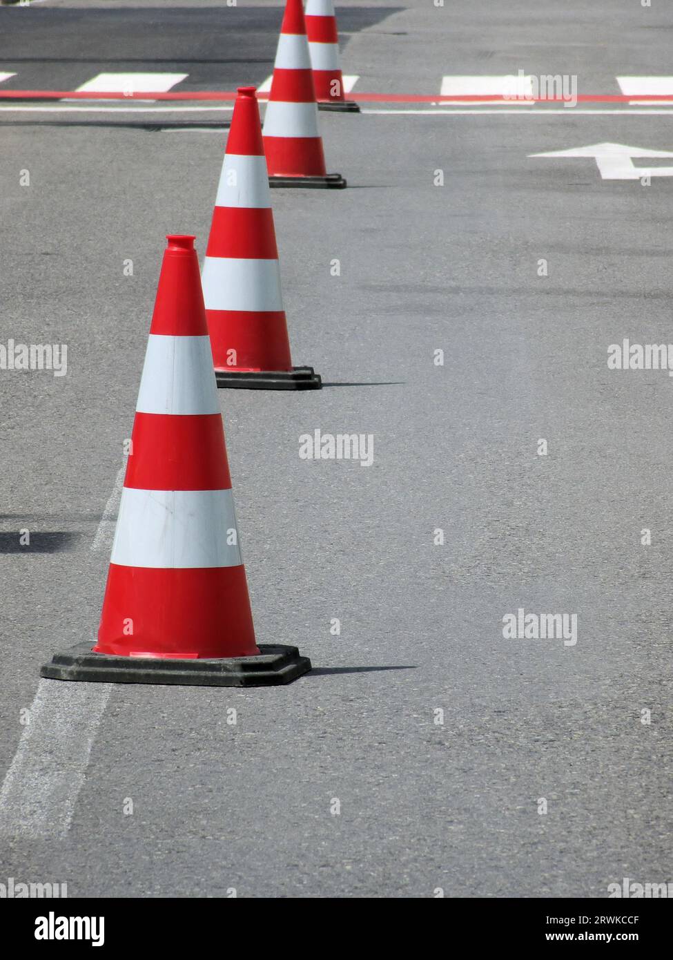 Vier rot-weiße Traffic-Mützen zum Schließen der Straße, Details Stockfoto