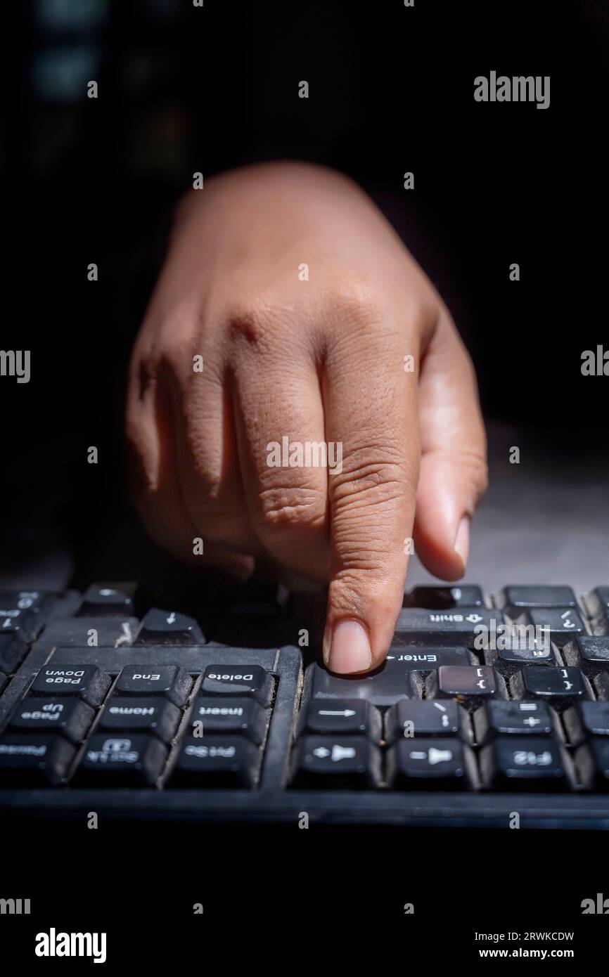 Hacker-Handeingabe auf einer Computertastatur. Cyber Security-Konzept Stockfoto