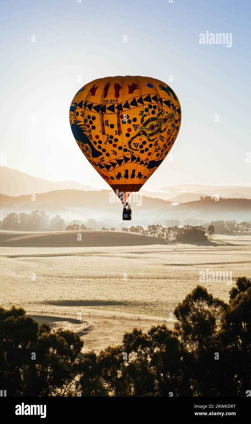 Ein Sonnenaufgang Heißluftballon Flug über das Yarra Valley in Victoria, Australien Stockfoto