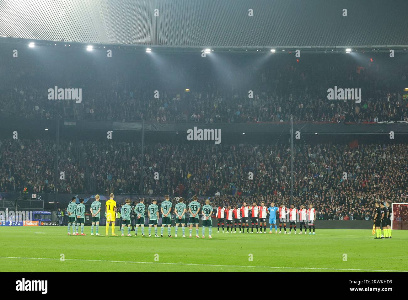 ROTTERDAM, NIEDERLANDE - 19. SEPTEMBER: Eine Schweigeminute vor dem Spiel für die Opfer in Marokko und Libyen während der UEFA Champions League 20 Stockfoto