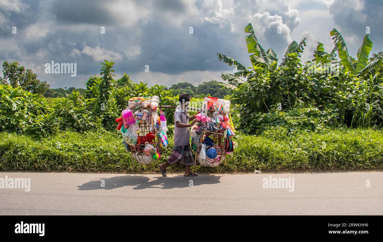 Episches Dorfstraßenfoto unter dem bewölkten Himmel von Ruhitpur, Bangladesch, Foto aufgenommen am 6. September 2022 Stockfoto