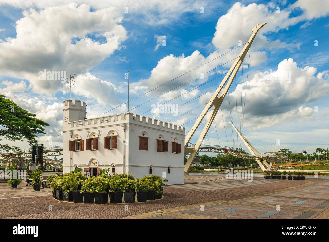 Square Tower, ein ehemaliges Gefängnis und heute ein Uhrturm in Kuching, Sarawak, Malaysia Stockfoto