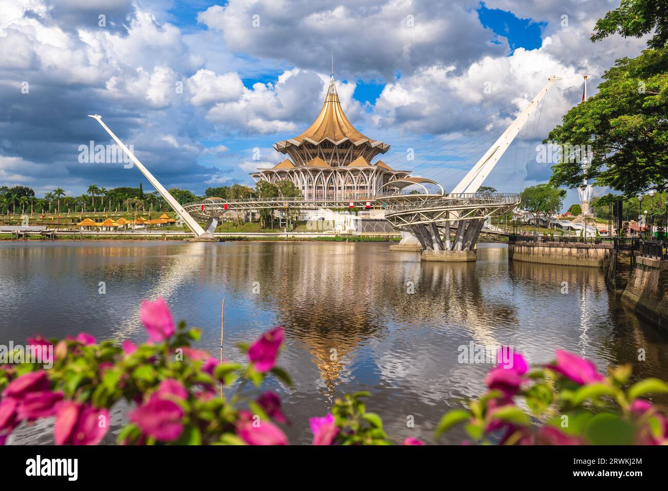 Neues Gebäude der Legislativversammlung des Staates Sarawak in Kuching, Sarawak, Borneo, Malaysia. Stockfoto