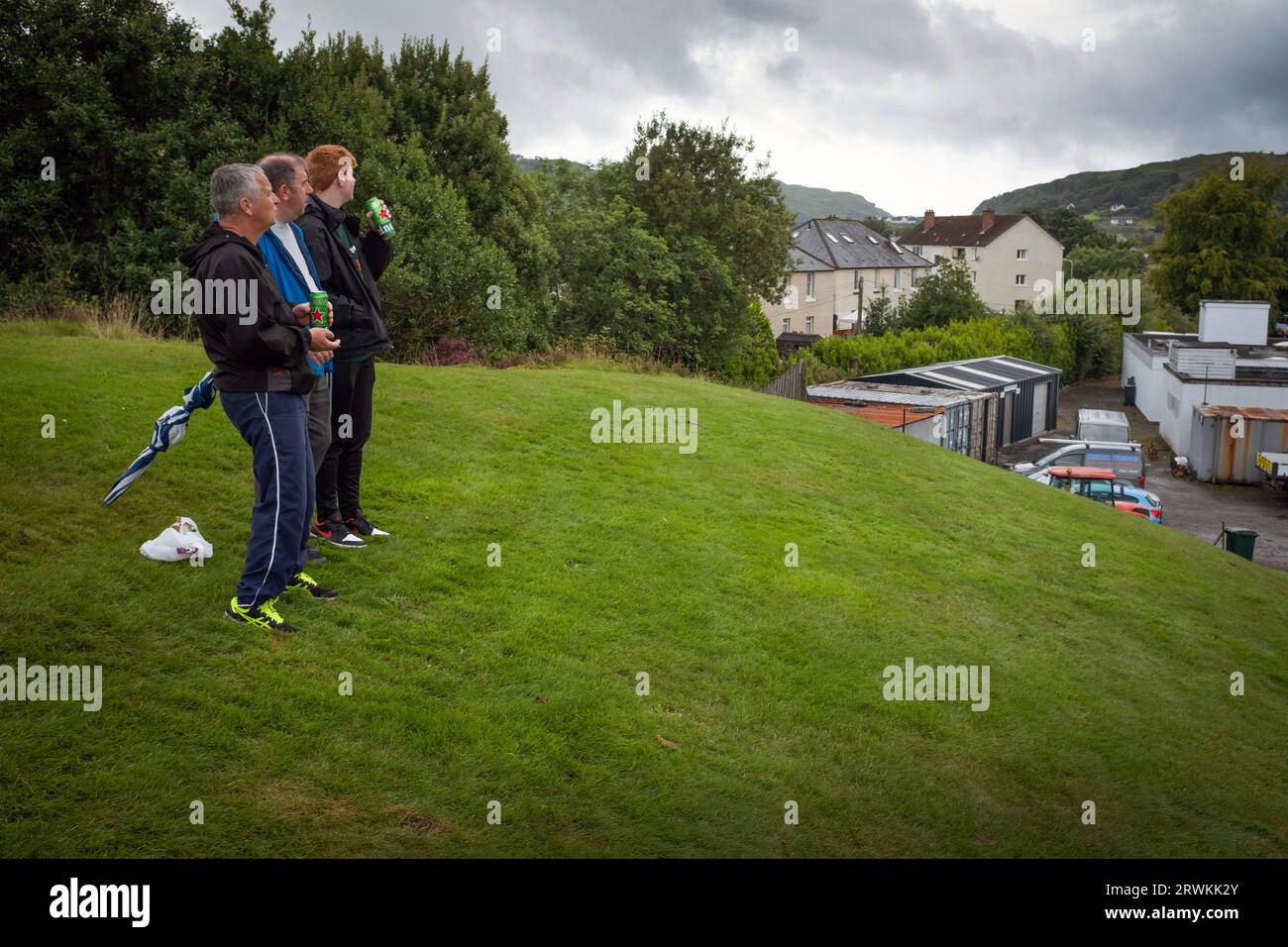 Die Zuschauer sehen sich die Action in der ersten Hälfte an, während Oban Camanachd Kingussie in einem glanzvollen Spiel der Premiership im Mossfield Park in Oban spielt. Die Heimmannschaft wurde 1889 gegründet und war schon immer einer der führenden Vereine in diesem Sport, der fast ausschließlich in Schottland spielte. Die Besucher gewannen diese Begegnung in der obersten Liga mit 2 Toren zu 1, beobachtet von einer Menge von rund 100 Zuschauern. Stockfoto