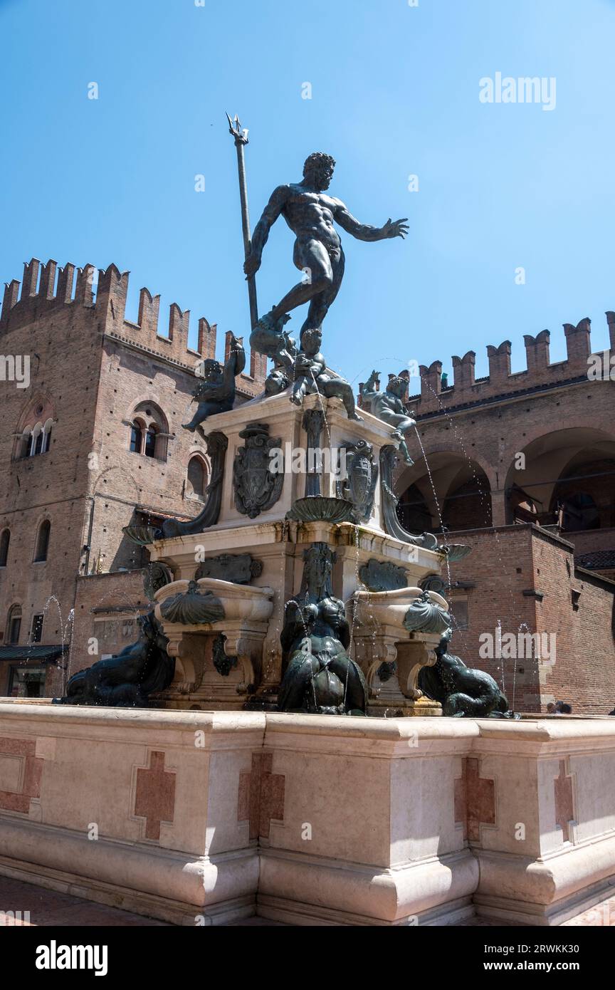 Eine der berühmten Touristenattraktionen Bolognas ist Fontana del Nettuno (Neptunbrunnen). Es ist ein monumentaler Wasserbrunnen und ein Musterbeispiel von M Stockfoto