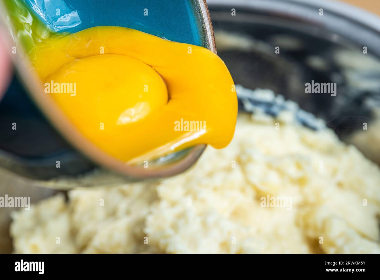 Eier zur Zubereitung von Gnocchi alla Romana zu Hause in Rom, Italien Stockfoto