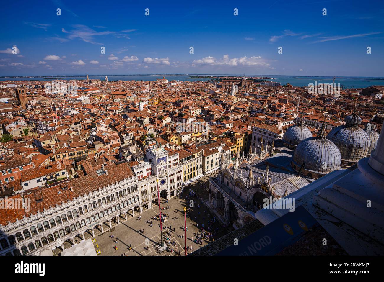 Die Aussicht von der Spitze des Markusdoms Campanile (Belltower). Die Stadt ist voll von historischen Gebäuden, engen Gassen und gekachelten Häusern. Stockfoto