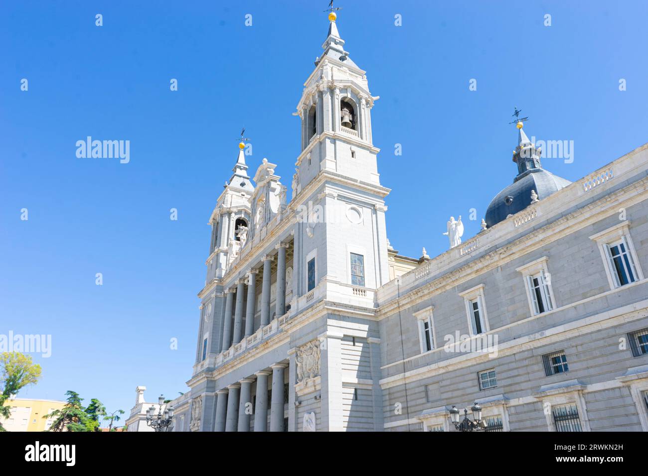 Legendäre Türme, Panorama-Pracht. Entdecken Sie Madrids Herzschlag durch seine monumentale königliche Residenz Stockfoto