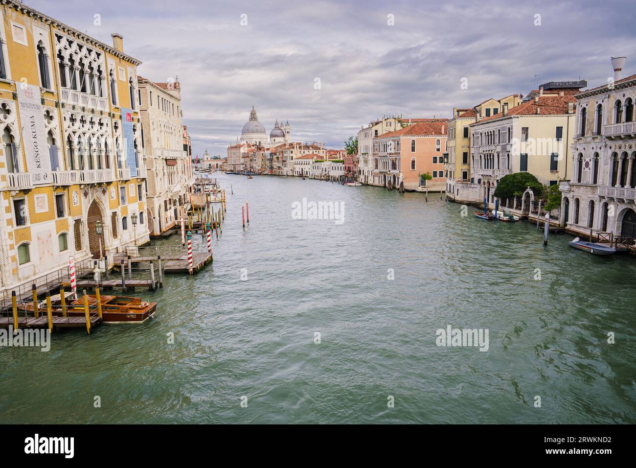 Blick auf den Canal Grande von der Accademia-Brücke in Venedig, Italien Stockfoto