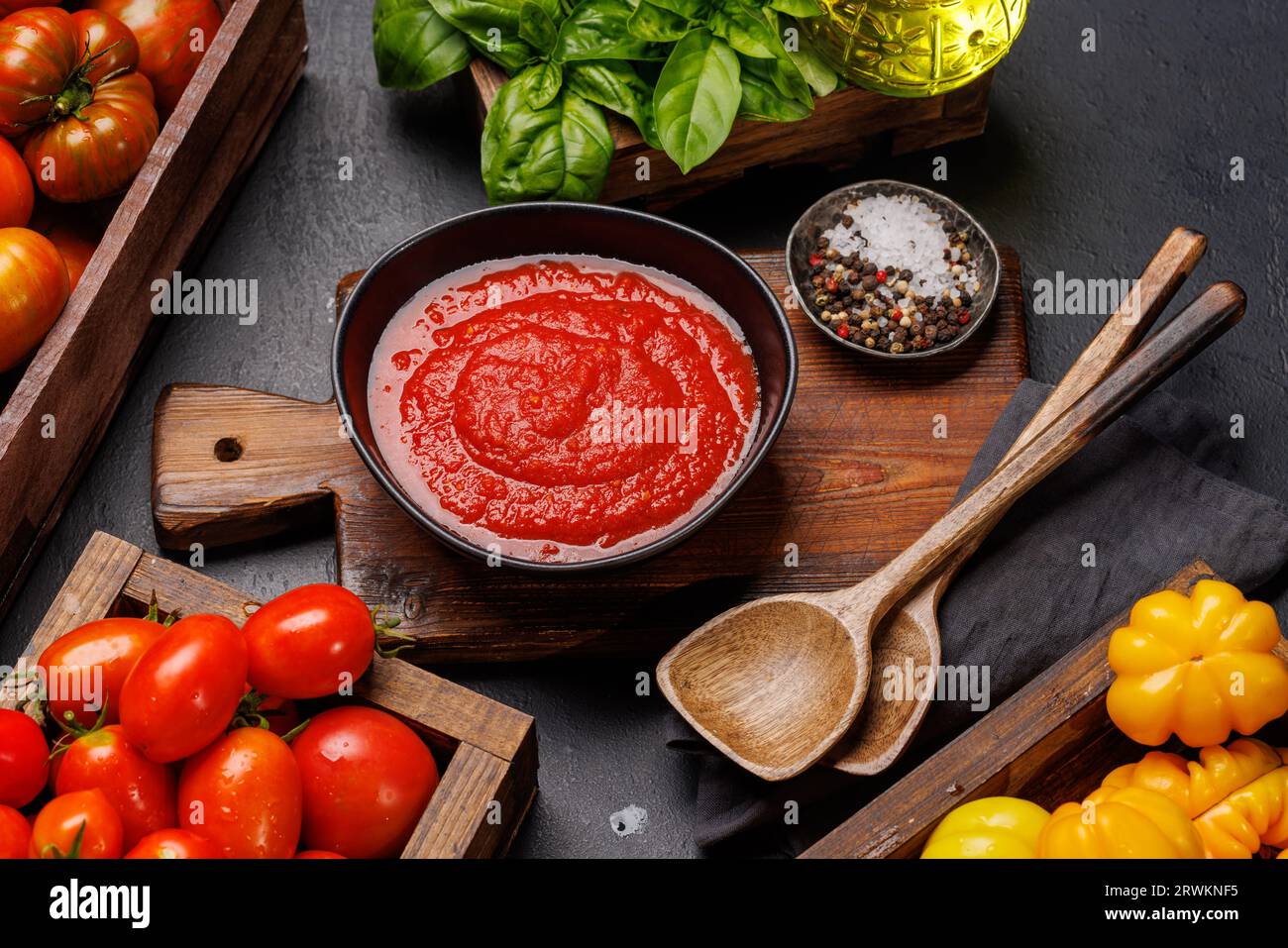 Reichhaltige hausgemachte Tomatensauce und Zutaten Stockfoto