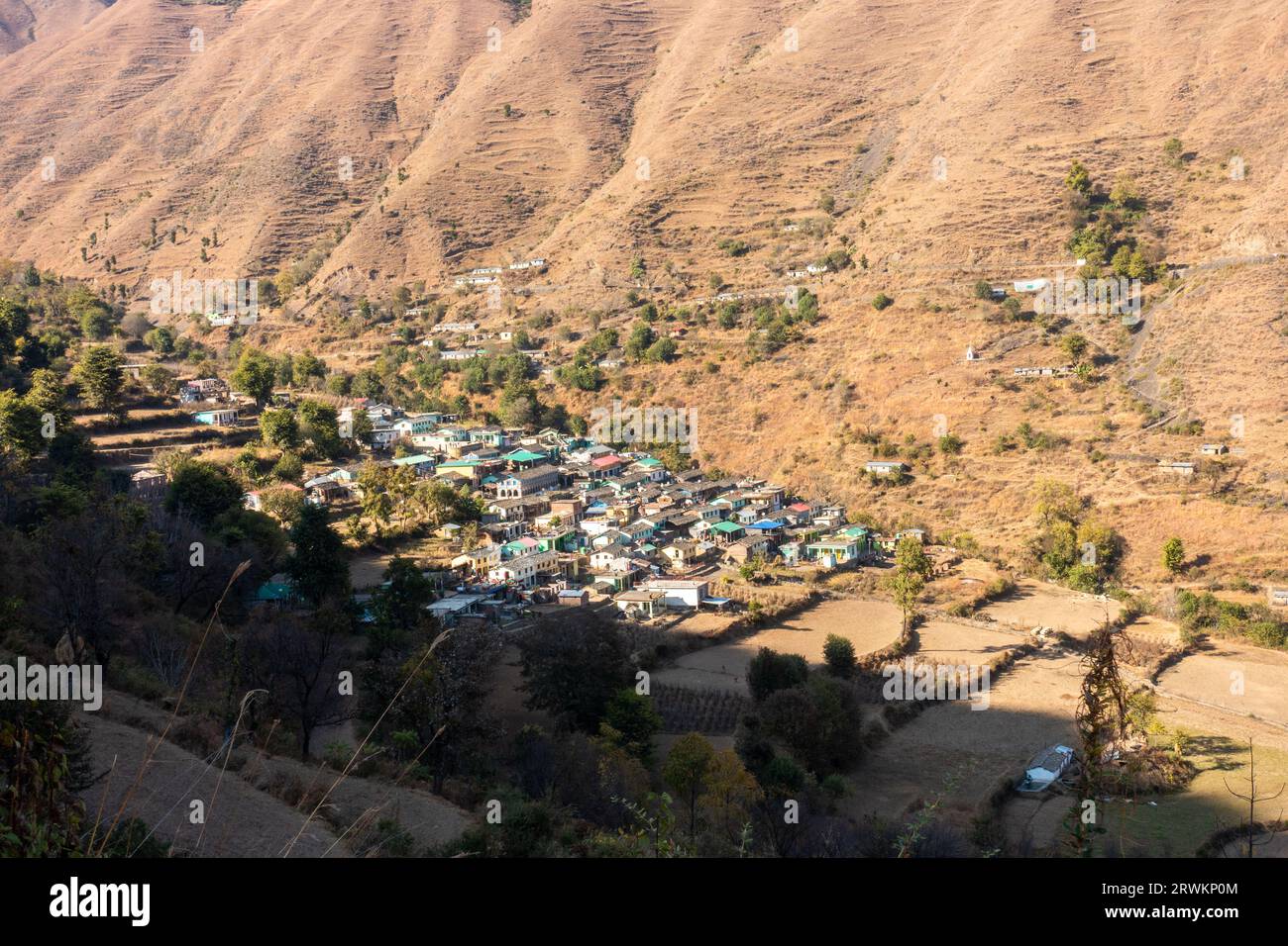 Malerische Dörfer am Fuße des Himalaya-Gebirges in Uttarakhand, Indien. Stockfoto