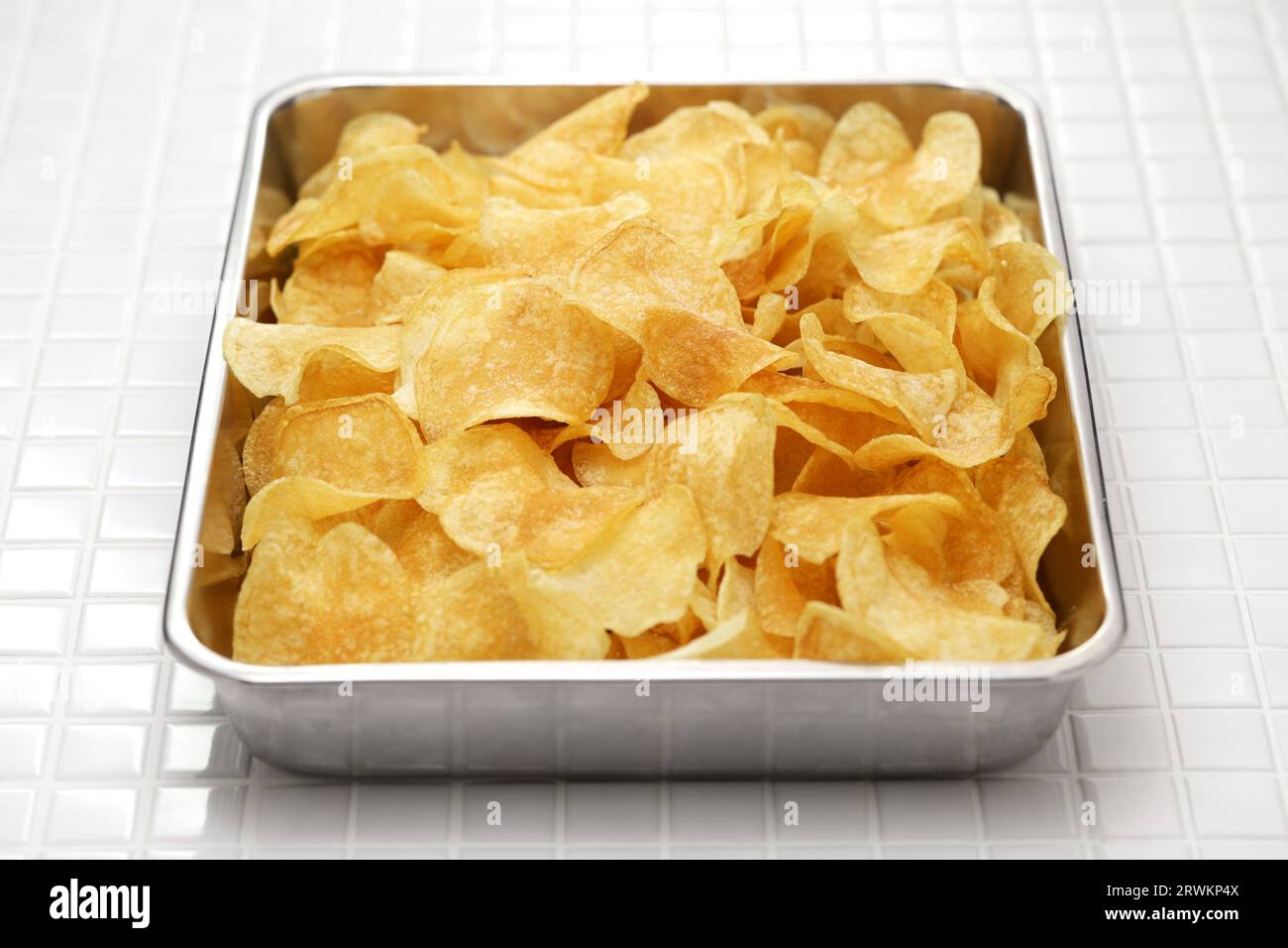 Hausgemachte Kartoffelchips (Crisps) Stockfoto