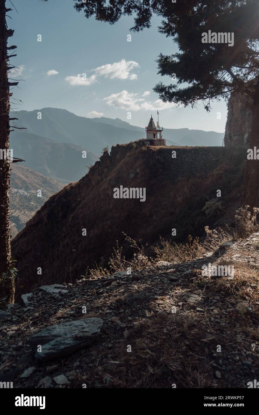 Ein bescheidener Tempel auf einem Hügel, der Lord Shiva in Uttarakhand im Himalaya, Indien, gewidmet ist. Stockfoto