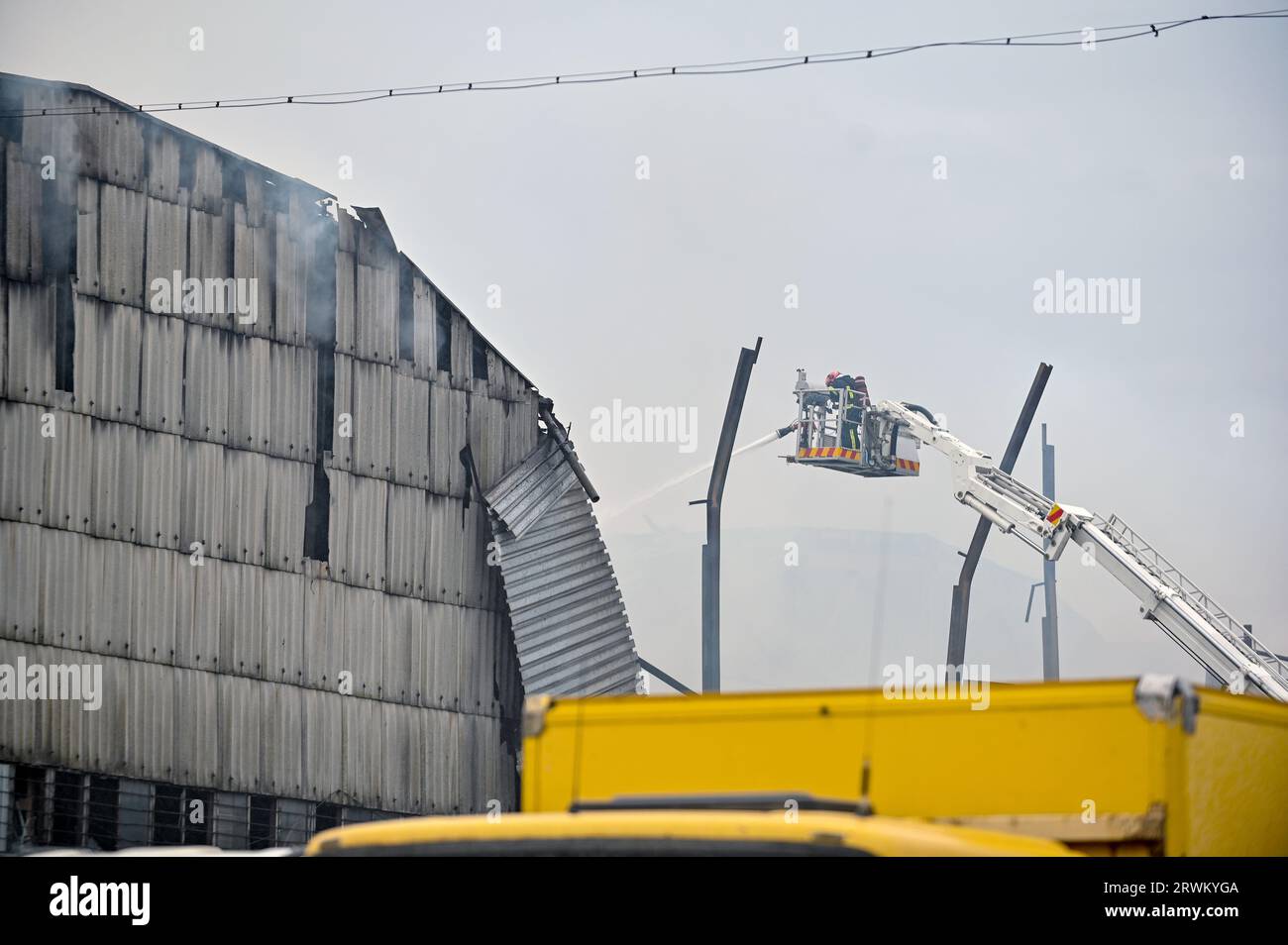 Nicht exklusiv: LVIV, UKRAINE - 19. SEPTEMBER 2023 - Mitarbeiter des staatlichen Notfalldienstes löschten einen Brand aus einem Aufzug während einer Reaktion auf die russische Armee Stockfoto