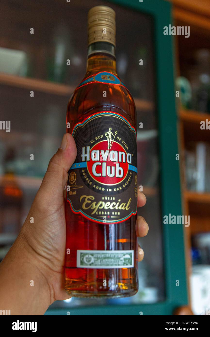 Eine Hand, die eine Flasche Havana Club Rum hält. Stockfoto