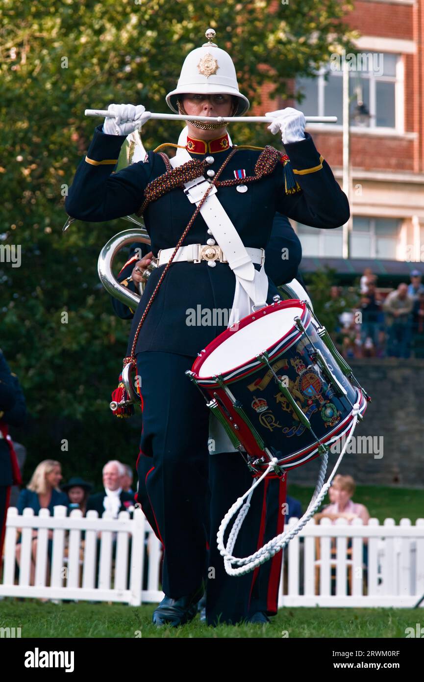 Schlagzeuger mit Schlagzeug zu Nase mit Side Drum der Royal Marines Band Service Marching Band Beating the Retreat, Bournemouth Gardens, Bournemouth A Stockfoto