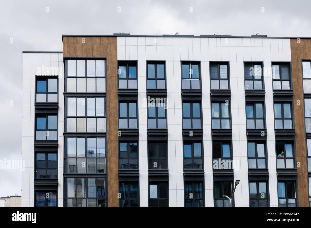 Teures Immobiliengebäude mit moderner Fassade. Moderner Appartementkomplex Stockfoto