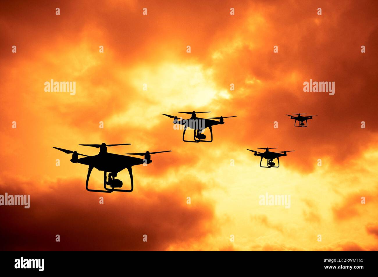 Die Silhouette der Drohnen in der Formation Stockfoto