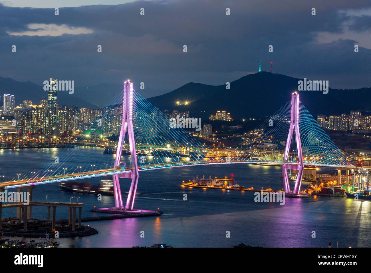 Ein nächtlicher Blick auf die Stadt mit bunten Brücken Stockfoto