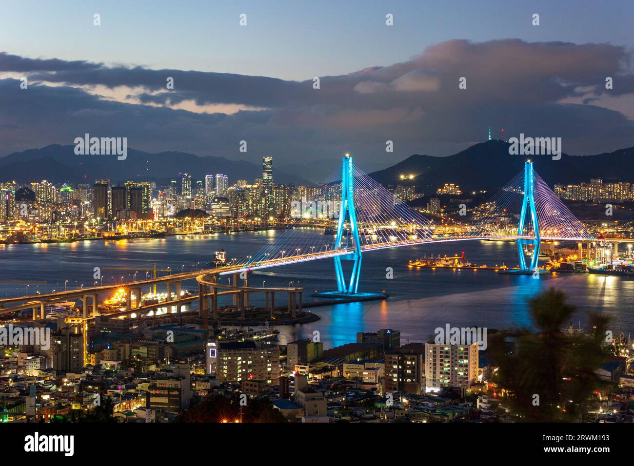 Ein nächtlicher Blick auf die Stadt mit bunten Brücken Stockfoto