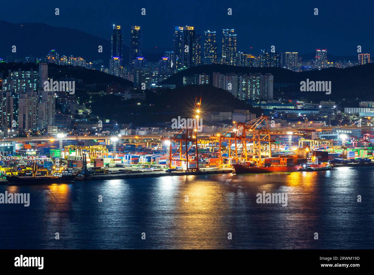 Ein spektakulärer beleuchteter Seehafen bei Nacht Stockfoto