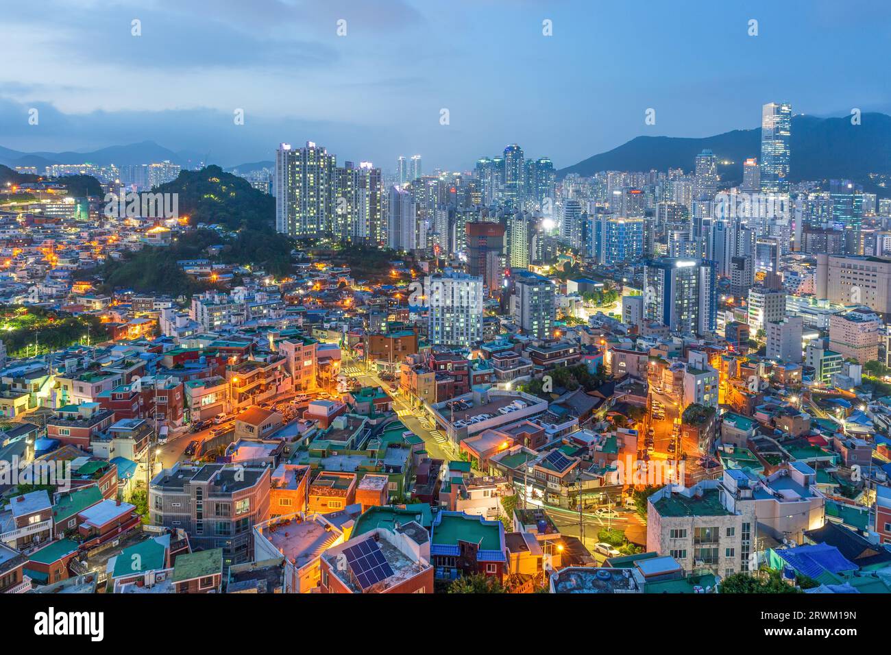 Der nächtliche Blick auf die Stadt vom Observatorium Stockfoto