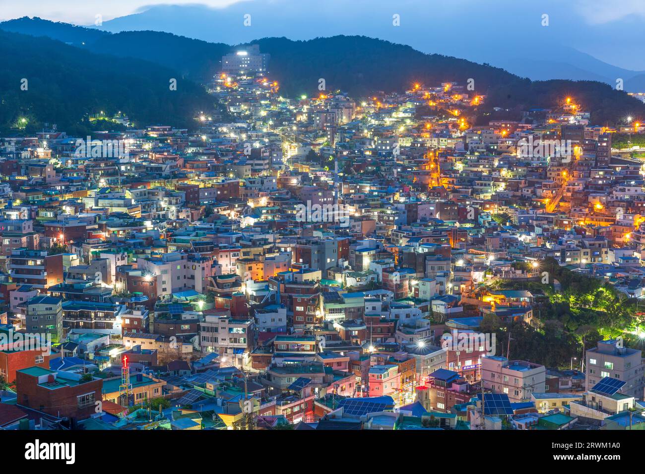 Der nächtliche Blick auf die Stadt vom Observatorium Stockfoto