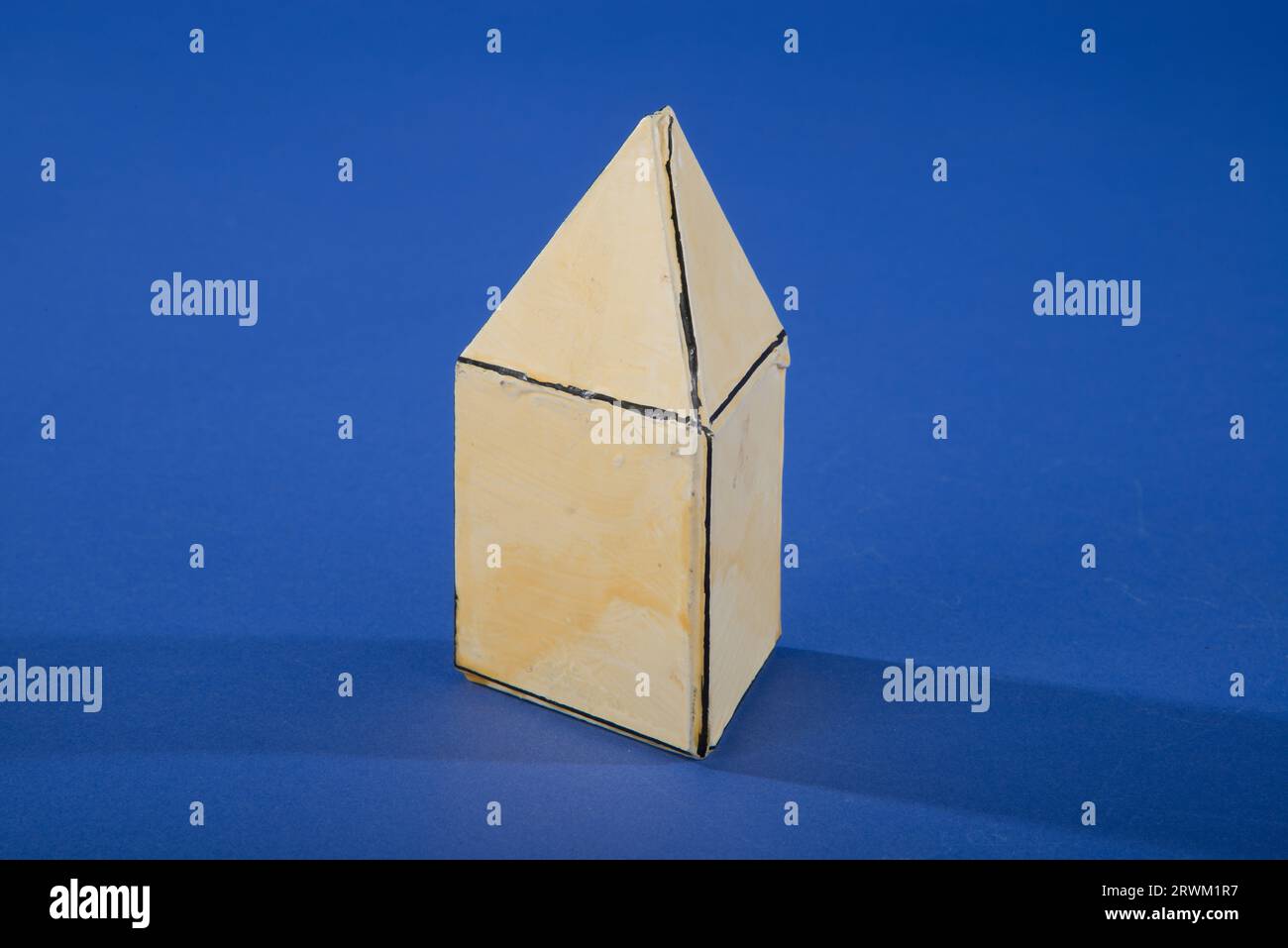 Geometrisches Modell von Martin Berman, längliche Dreieckspyramide. 1978.1065.027. Stockfoto
