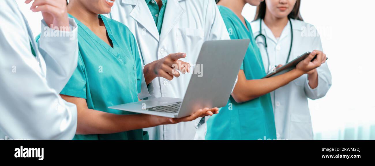 Medizinisches Team mit Ärzteschwester und Spezialisten im Gesundheitswesen arbeiten im Krankenhaus mit Laptop und Tablet zusammen. Medizinischer Arbeitsplatz und Stockfoto