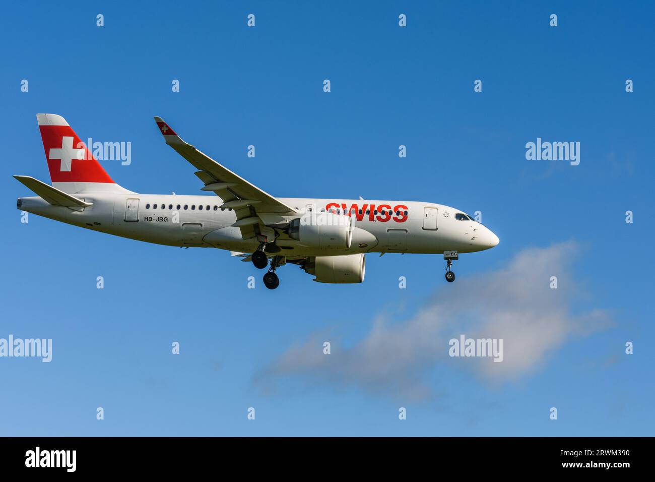 Schweizer Airbus A220-100 vor der Landung am Flughafen Zürich Stockfoto
