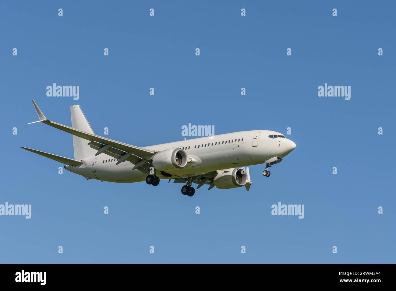 Weißes Passagierflugzeug gegen blauen Himmel Stockfoto