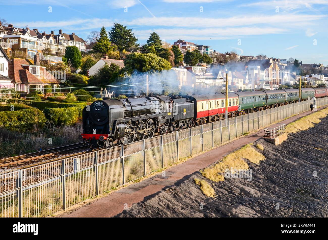 BR Standard Class 7 70000 Britannia Dampflokomotive, die einen speziellen Dampfzug von Southend, Essex, über den Chalkwell Beach an der Thames Estuary beförderte Stockfoto