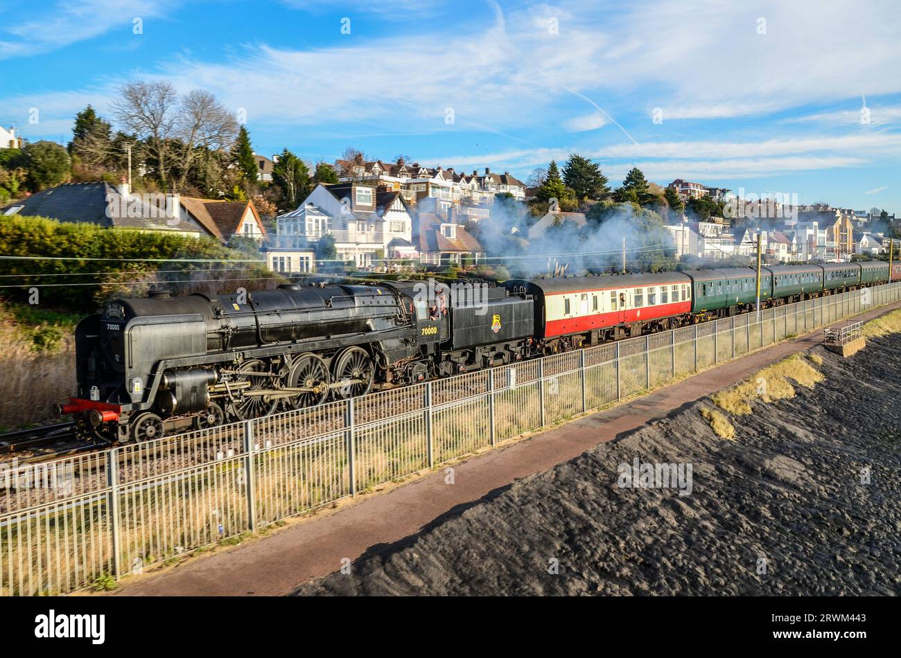 BR Standard Class 7 70000 Britannia Dampflokomotive, die einen speziellen Dampfzug von Southend, Essex, über den Chalkwell Beach an der Thames Estuary beförderte Stockfoto