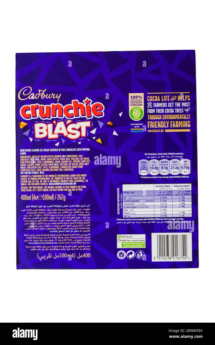 Inhaltsstoffe und Nährwertangaben auf der Rückseite der Box von Cadbury Crunchie Blast Eiscreme Eiscreme isoliert auf weißem Hintergrund Stockfoto