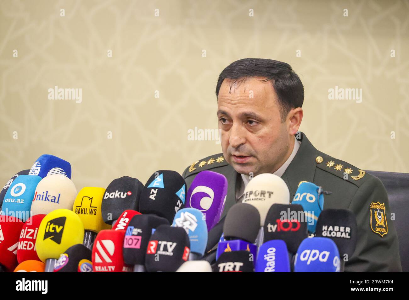 Aserbaidschan. Baku. Der Leiter des Pressedienstes des Verteidigungsministeriums Aserbaidschans, Oberst Anar Eyvazov, während einer Pressekonferenz. Das Ministerium Stockfoto