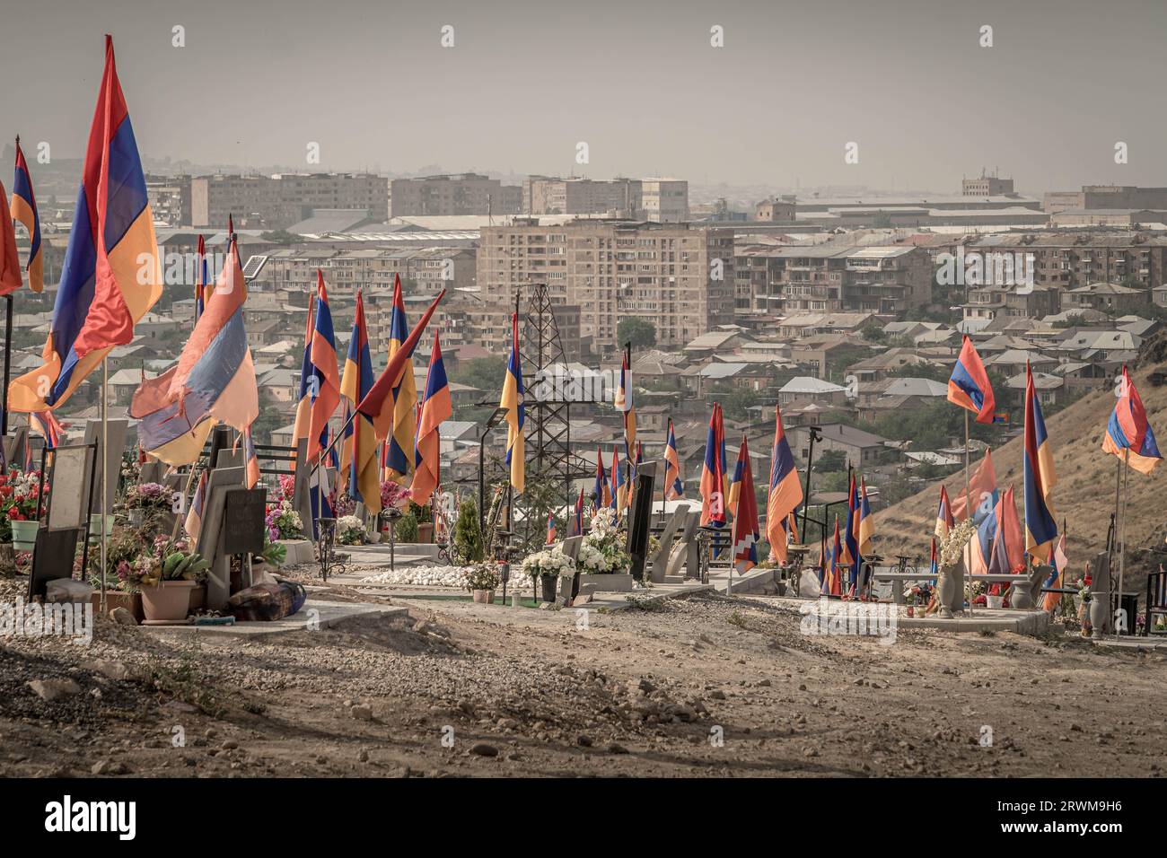 Die Fahnen Armeniens und der nicht anerkannten Republik Berg-Karabach (Artsakh) auf dem Friedhof in Erevan, Armenien. Stockfoto