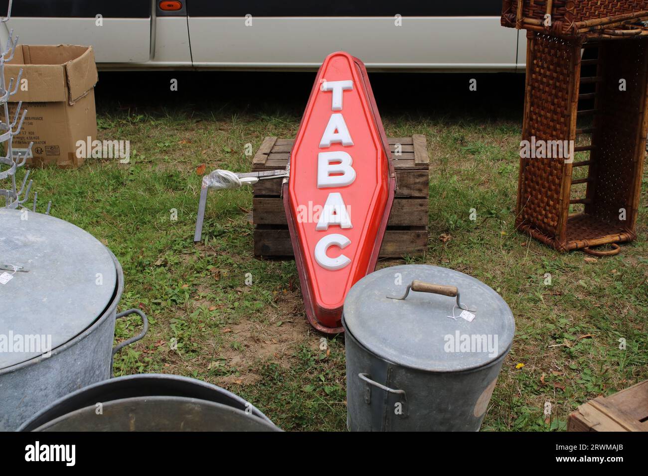 Ansicht der Artikel, die hier in einem typischen französischen Brocante verkauft werden, der normalerweise jeden Sommer in Chéniers, einer Stadt in der Region Creuse in Mittelfrankreich, stattfindet. Stockfoto