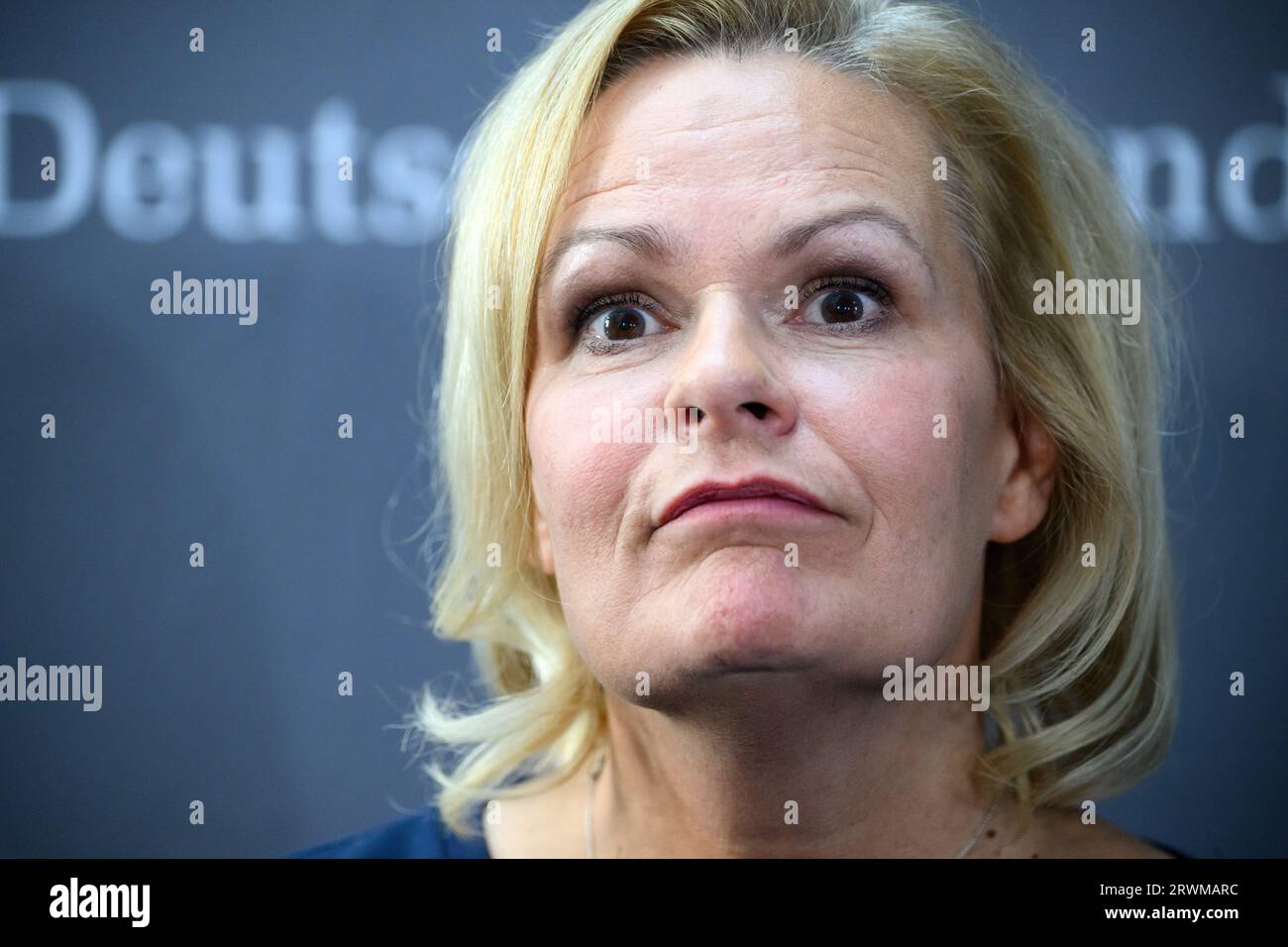 Berlin, Deutschland. September 2023. Nancy Faeser (SPD), Bundesinnenministerin, kommentiert nach Teilnahme an einer Sitzung des Innenausschusses im Deutschen Bundestag. Die Mitglieder des Innenausschusses wollten vor allem vom Bundesinnenminister wissen, warum Schönbohm, der ehemalige Präsident des Bundesamts für Sicherheit in der Informationstechnik (BSI), im vergangenen Jahr sein Amt räumen musste. Quelle: Bernd von Jutrczenka/dpa/Alamy Live News Stockfoto