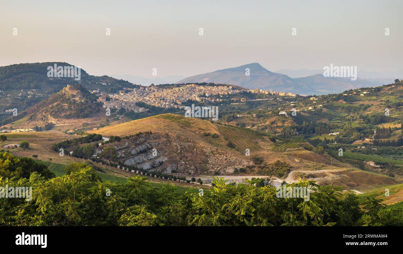 Sizilien, Blick auf das Dorf Calatafimi Segesta in bergiger Landschaft, nordwestlich der Insel in der Nähe der antiken Stadt Segesta, Italien, Europa. Stockfoto