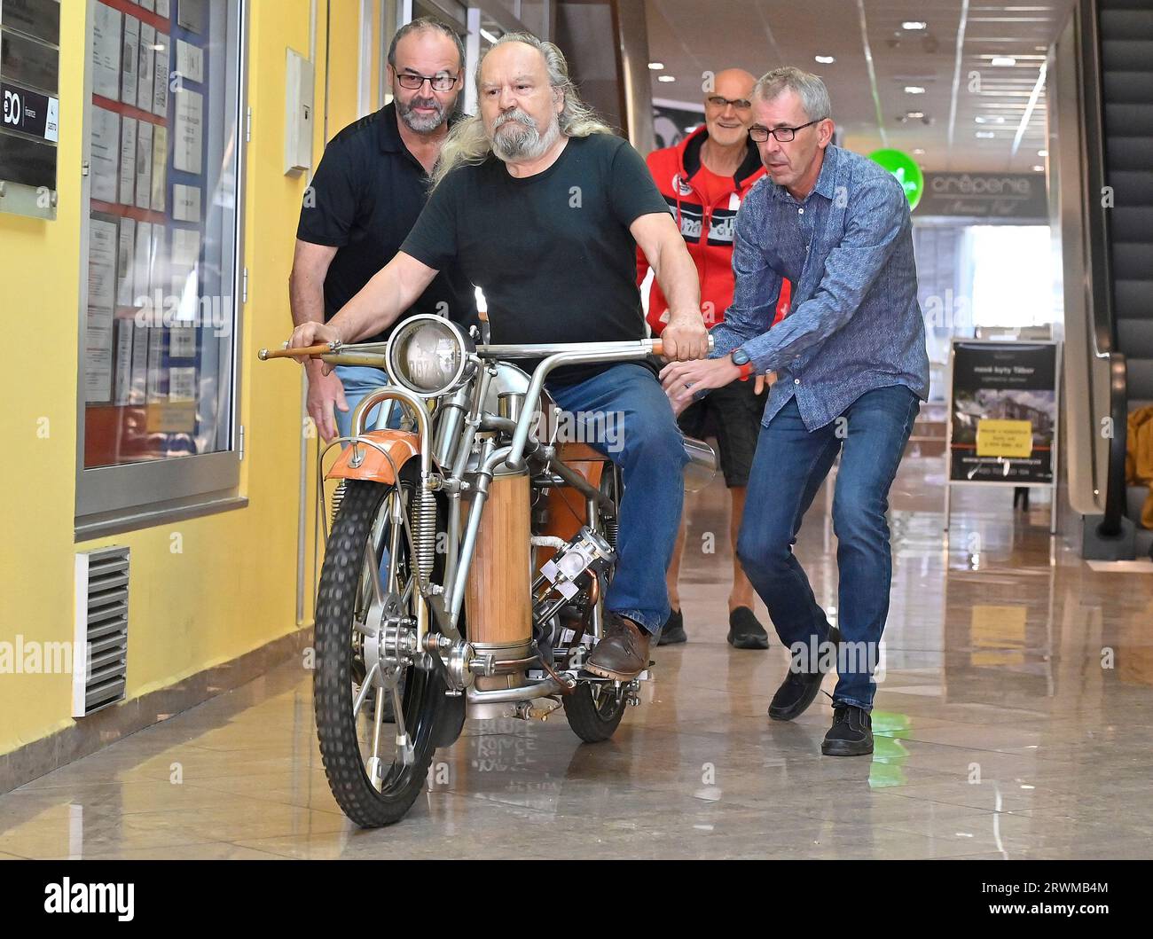 Tabor, Tschechische Republik. September 2023. Das wahrscheinlich einzige funktionierende Dampfmotorrad in Europa, hergestellt von Ladislav Sedivy (Foto), einem Designer und Liebhaber von Dampfmaschinen, aus Roudna im Bezirk Tabor, Südböhmische Region, wurde am 20. September 2023 in Tabor vorgestellt. Quelle: Lubos Pavlicek/CTK Photo/Alamy Live News Stockfoto