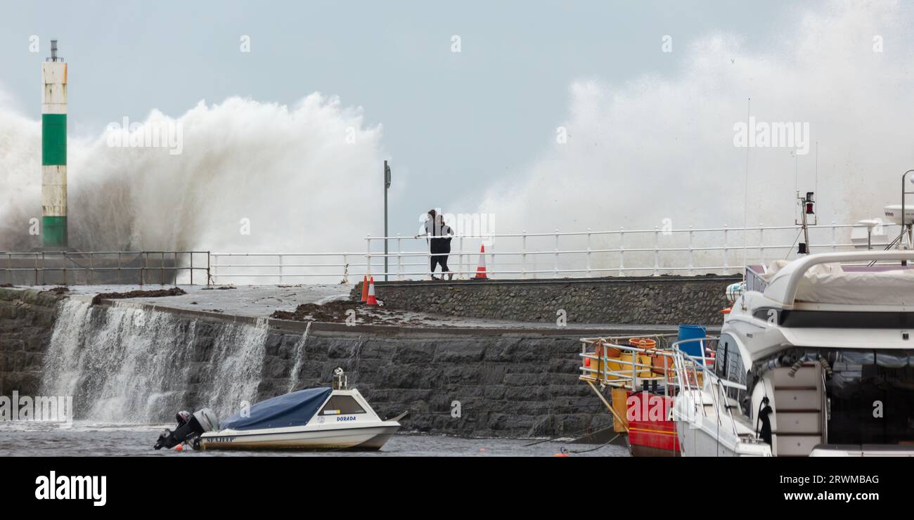 Aberystwyth, Ceredigion, Wales, Vereinigtes Königreich. 20. September 2023 Wetter in Großbritannien: Windiger Tag in Aberystwyth, da große Wellen über den Aberystwyth Sea-Verteidigungsanlagen abstürzen, während starke Winde und Flut zusammenkommen. Stockfoto