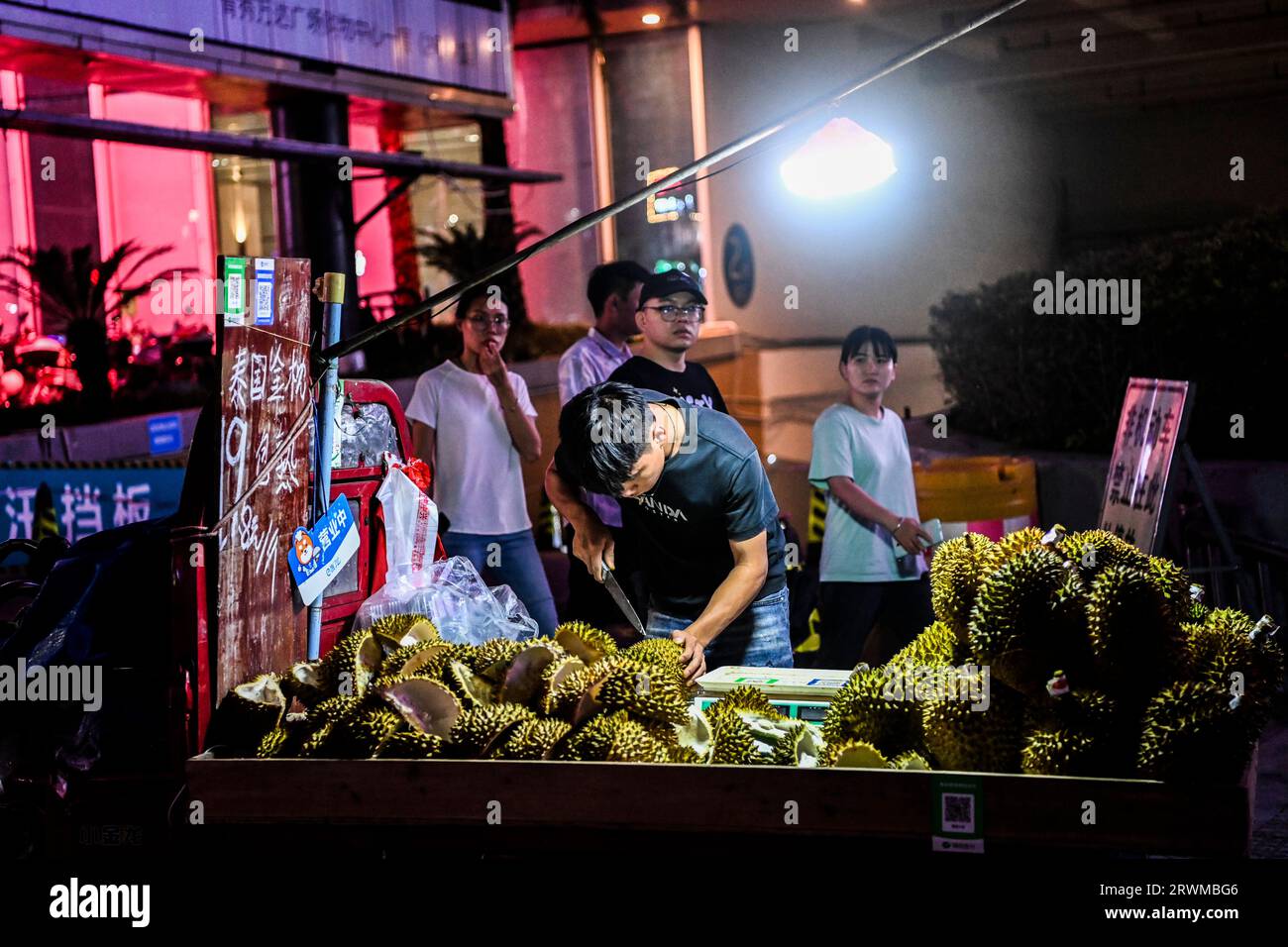 (230920) -- NANNING, 20. September 2023 (Xinhua) -- Ein Händler verkauft am 17. September 2023 aus Thailand importierte Durians auf einer Straße in Nanning, Südchinas autonome Region Guangxi Zhuang. Da die überwiegende Mehrheit der Durians, die auf dem chinesischen Markt verkauft werden, aus Südostasien importiert werden, hat sich der „König der Früchte“ als ein prominentes Symbol für die boomende Zusammenarbeit zwischen China und ASEAN und Chinas enormes Marktpotenzial entwickelt. Der Warenfluss auf diesem regionalen Markt hat weiterhin von einer zollfreien Politik und einem erweiterten Marktzugang im Rahmen der Freihandelszone China-ASEAN und der Region profitiert Stockfoto