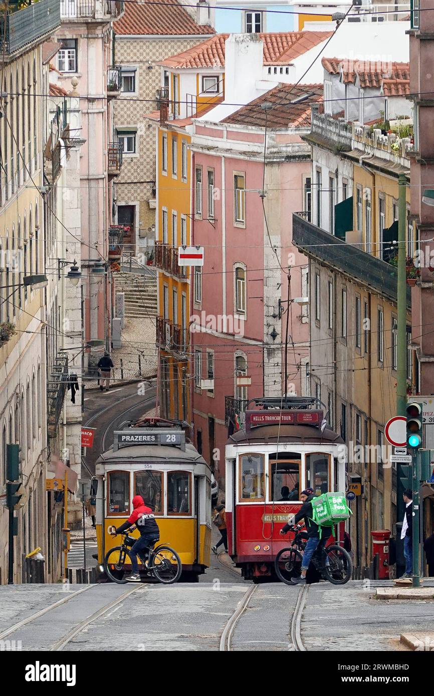 Portugal, Lissabon, die gelbe Straßenbahn 28 ist eines der berühmten Wahrzeichen Lissabons und fährt auf seiner Route durch die beliebten Touristengebiete Graca, Alfama, Ba Stockfoto