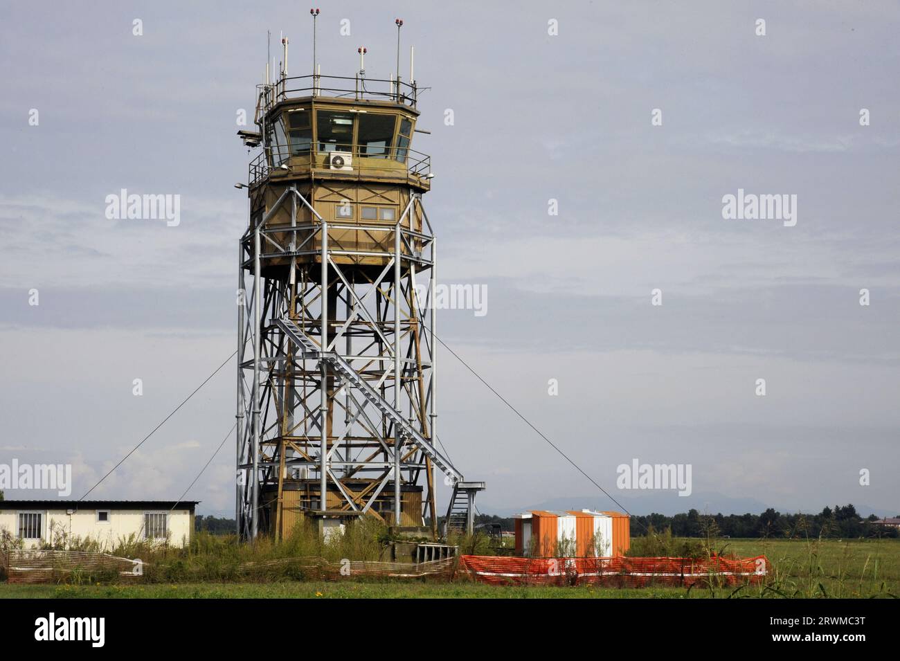 - Militärflughafen Cattle (Novara), Kontrollturm - aeroporto militare di Cattle (Novara), torre di controllo Stockfoto