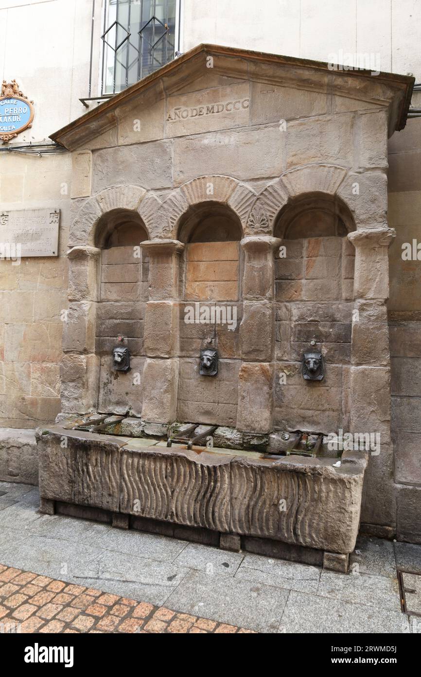 Bilbao, Spanien – 12. August 2023: Rostiger alter Brunnen, genannt „Fountain of Dogs“ in Bilbao Stockfoto