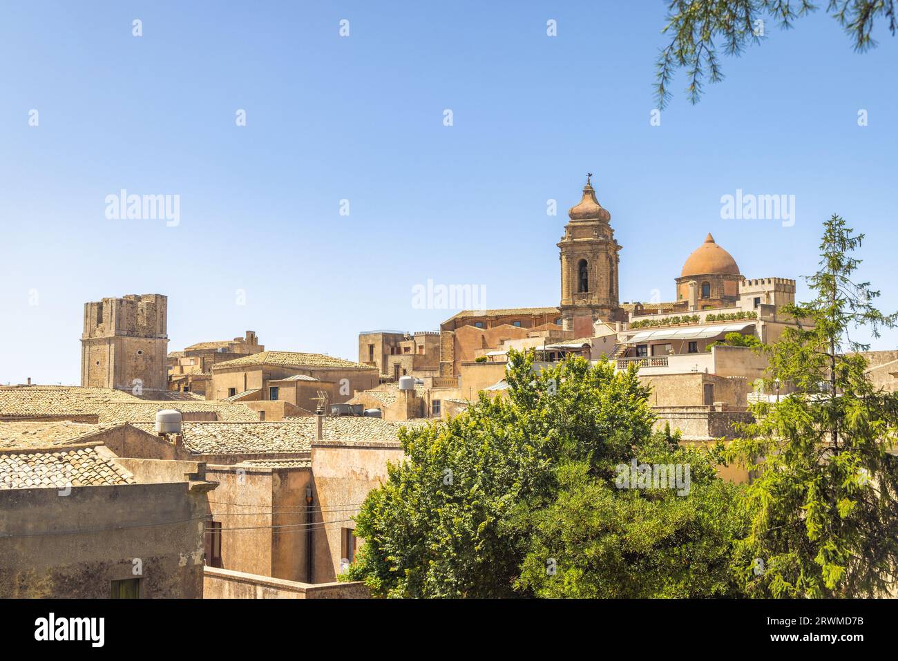 Historisches Steinhaus mit Kirche des Heiligen Julians in Erice-Stadt im Nordwesten Siziliens in der Nähe von Trapani, Italien, Europa. Stockfoto