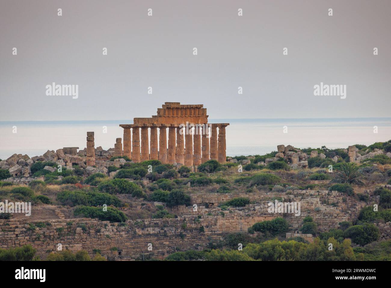 Tempel der Hera in Selinunte bei Sonnenuntergang. Die archäologische Stätte in Sizilien, Italien, Europa. Stockfoto